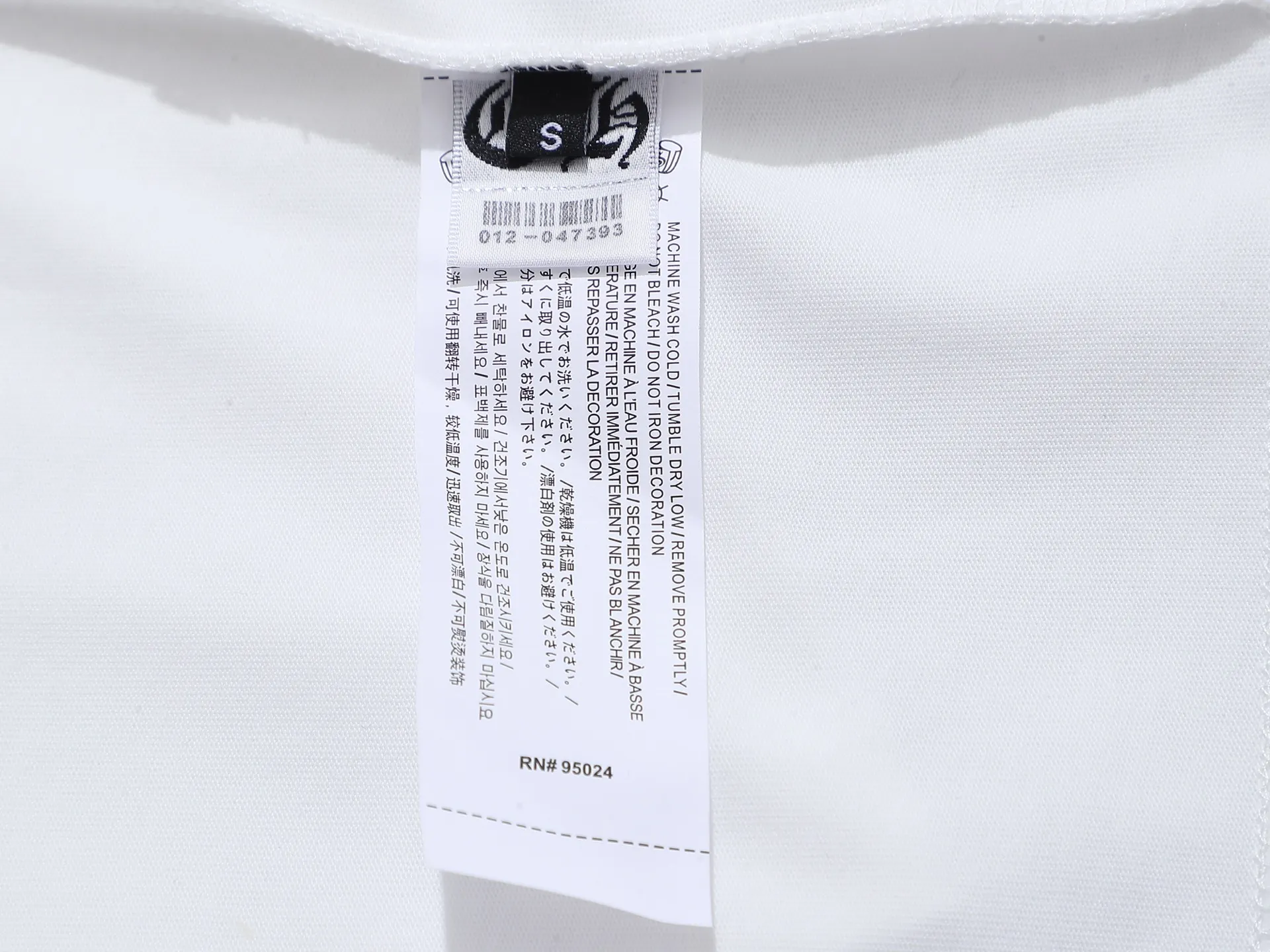 P170 280g exclusive version] Chro*e Hets Chro*e Hets 𝟐𝟎𝟐5 spring and summer handmade appliqué + shooting star three-dimensional needle high-density embroidery + chain embroidery + high-definition handmade hardware decoration round neck short sleeves 2025SS latest short sleeves adopt inherited handmade appliqué, which is a form of high-density embroidery and is in the same category as the patch embroidery in Chinese Suzhou embroidery! The embroidery method is to cut the applique cloth according to the pattern requirements and paste it on the embroidery surface. Cotton and other materials are padded between the applique cloth and the embroidery surface to make the short-sleeved pattern bulge and have a three-dimensional effect. After the applique cloth is pasted, various stitches are used to lock the edges. The patch embroidery method is mainly based on pattern blocks, and the style is unique and elegant! After that, a high-density embroidery machine with 10,000 needles is used to position, fix, and cover. The appliqué embroidery uses the same color embroidery as the short sleeves, maintaining the uniformity of the color! The pattern inside the appliqué is embroidered in natural color, making the pattern of the appliqué consistent with the surface fabric, creating a low-key and luxurious fashion sense! ‌ Meteor three-dimensional stitching high-density embroidery, the stitching has a strong sense of line and three-dimensionality, the stitching is vivid and lively, and the coverage is also good. The three-dimensional stitching embroidery technology is a brand-new embroidery technology that combines traditional embroidery technology with modern color concepts to create amazing artistic effects. This technology can instantly dye a white thread to create a natural color transition, giving your work a colorful effect. Whether it is flowers, animals or abstract patterns, three-dimensional needle embroidery technology can make them lifelike, as if giving them vitality. In this era of pursuing personalization and uniqueness, three-dimensional needle embroidery technology makes embroidery more personalized and charming, making you the center of attention whether in formal occasions or daily wear. In addition, three-dimensional needle embroidery technology is also durable and waterproof, so you don’t have to worry about it fading or being damaged. In short, it is an innovative craft that perfectly combines art and fashion, making the work more beautiful, unique and precious. If you want to make yourself more personalized and charming, try this round neck short sleeve!  Chain embroidery is a traditional stitching method used in ancient embroidery. It is named after its embroidery pattern, which looks like a chain. It is formed by loops of embroidery thread, giving it a chain texture and three-dimensional effect. The basic organization of chain embroidery is composed of juxtaposed lines of equal length, and the stitches are looped together, so it is stronger and evener!  The cross pattern on the front chest is also decorated with high-end handmade hardware, making the entire embroidery gleaming and full of high-end feel under the embellishment of metal buckles. It is looming, adding a dazzling brilliance and high quality. With a sense of luxury, we all know that Crowe's jewelry craftsmanship is a long-standing traditional hand-made craft. This is why Crowe's jewelry has been world-renowned since 1988 in Hollywood. Every hand-made boutique is a work of art that is difficult to copy, with unique style, exquisite design, and careful customization. Crowe's creativity and imagination make Crowe clothing difficult to surpass! It is a unique classic fashion! The metal decoration is unique to Crow's handmade art customization, full of handcrafted art and unique Crow luxury style!  Handmade appliqué + Meteor three-dimensional high-density embroidery ➕ Chain embroidery + high-end handmade hardware decoration. The creative design of four-layer craftsmanship makes the whole dress full of exquisite craftsmanship. The front and back patterns of the clothes are all made of hand-applied high-density embroidery. The high technology is advanced and exquisite. The front and back patterns are completely integrated and echo each other. This short-sleeved short-sleeve is low-key and has a rock and punk style that is unique to Crowe. It is simply perfect! No matter from which angle you look at it, it shows a low-key and luxurious sense of fashion. It is an indispensable classic model that stands out among many spring and summer new models. It is outstanding, eye-catching and eye-catching! Avant-garde and retro, two styles are displayed on the same piece of clothing, colliding with unique creative sparks. It can be said to be avant-garde, full of personality, fashionable and versatile, and the same style for male and female couples! An excellent hit! Creative design, double embroidery, excellent craftsmanship, exquisite details and first-class feel! An excellent hit! It is made of 280 grams of double yarn and double ply dust-free imported pure cotton fabric. It has been washed and high-temperature shaped and pre-shrunk. The fabric is comfortable and breathable. It will not shrink after repeated washing. The fabric has a high-end and exquisite texture and a first-class feel! High-density embroidery has good firmness and is not easy to fall off! The detail processing is 100% perfect. It looks great no matter how you match it with various styles. High weight and high quality. Exclusive version. Non-market ordinary version. Enlarge real shot details. Instant sale of all versions. Compare at will. Quality is absolutely guaranteed. A must-have for fashionistas. Control it at will. Definitely one for everyone. A must-have for men and women couples! The most 🆕first release, the exclusive first release, the same style for men and women, classic, simple and versatile, and the quality is unquestionable!  Chrome Hearts is a famous Hollywood luxury brand founded by Richard Stark in 1988 with unique design style! The design style combines rock punk, street hip-hop and other low-key luxury styles. It adheres to pure handcrafting and exquisite design, so its value as a work of art has far exceeded the meaning of jewelry.  Color: Black White Size: S M L XL